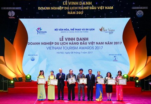 Phó Tổng cục trưởng TCDL Ngô Hoài Chung và Phó Chủ tịch Hiệp hội Du lịch Việt Nam Vũ Thế Bình trao giải thưởng cho các hãng hàng không và doanh nghiệp kinh doanh vận chuyển khách du lịch bằng ô tô hàng đầu Việt Nam năm 2017